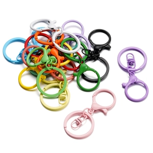 Vista macro di moschettoni colorati e accessori hardware per portachiavi fai da te