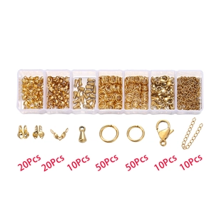 Goldenes DIY-Schmuckset mit Karabinerverschlüssen und Biegeringen in einer 7-Gitter-Box