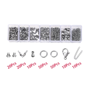 Makroansicht der Edelstahl-Schmuckzubehör-Sets mit Karabinerverschlüssen und Ringen