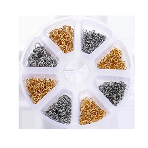 Detail von Gold- und Silberbiegeringen in einer runden 8-Fach-Box für DIY-Schmuck