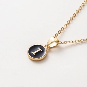 Vue détaillée du collier avec pendentif lettre I en or et émail noir sur chaîne en O