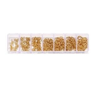 Detailliertes Set goldener Biegeringe in einer 7-Fächer-Box für DIY-Schmuckherstellung