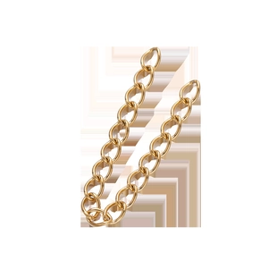 Detaillierte Nahaufnahme der goldenen flachen Gliederkette für DIY-Schmuckherstellung