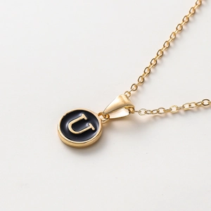 Détail du collier avec pendentif lettre U doré et émail noir sur une chaîne de 52cm
