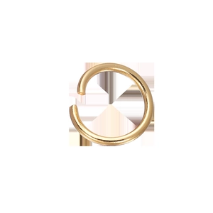 Nahaufnahme goldener Edelstahl-Biegeringe für DIY-Schmuckherstellungssets