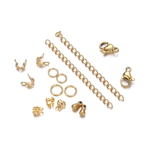 Detaillierte Nahaufnahme vergoldeter Karabinerverschlüsse und Biegeringe für DIY-Schmuck