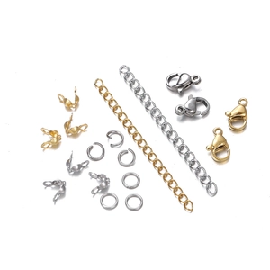 Makro-Detail von goldenen und silbernen Karabinerschließen und Biegeringen für DIY-Schmuck