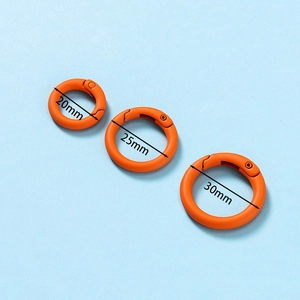 Orangefarbene matte Federringe in 20mm 25mm 30mm Größen auf hellblauem Grund