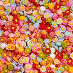Primer plano de flores de camelia de resina de 6mm para manicura y joyería artesanal