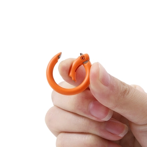 Detail eines orangefarbenen Federringverschlusses für Schmuck und DIY-Schlüsselanhänger