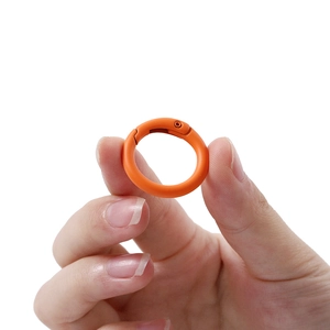 Nahaufnahme eines orangefarbenen, matten runden Karabiners für DIY-Schlüsselanhänger
