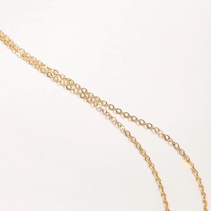 Vue détaillée d'une chaîne à maillons dorée de 52cm en acier pour collier alphabet