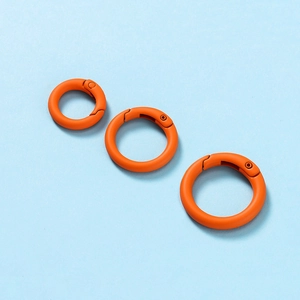 Drei matte orangefarbene runde Karabiner-Schnappringe in verschiedenen Größen für DIY-Schlüsselanhänger