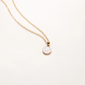 Collier minimaliste de 52cm en or avec pendentif rond blanc et la lettre dorée W