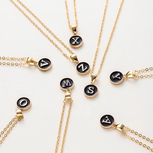 Colliers pendentifs ronds en émail noir 52cm avec initiales dorées style minimaliste