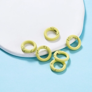 Nahaufnahme matter pastellgelber und grüner Federringe für DIY-Schmuck und Schlüsselanhänger