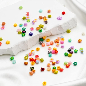 Detalle de pequeñas flores de resina de 6mm para manicura y accesorios de joyería DIY