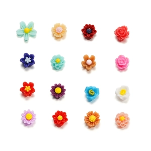 Detalle macro de flores de resina de 6mm con texturas 3D para nail art y manualidades