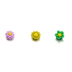Detalle de dijes de rosas de resina de 6mm en púrpura amarillo y verde para nail art DIY