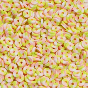 Dettaglio macro di perline heishi in argilla da 6 mm rosa e gialle per gioielli fai-da-te