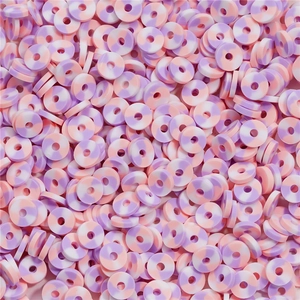 Vista macro delle perle Heishi da 6mm in argilla polimerica rosa e viola per gioielli DIY