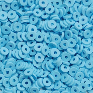 Gros plan de perles Heishi 6mm en argile polymère bleu ciel pour la création de bijoux