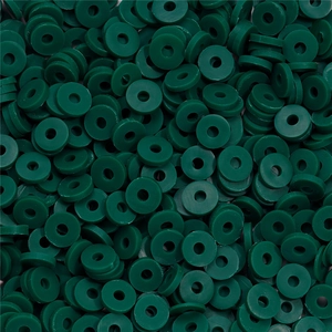 Vue macro des perles intercalaires de 6mm vert foncé pour bijoux DIY et bracelets