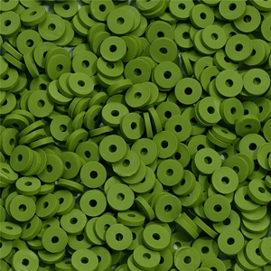 Vue macro de perles Heishi plates 6mm en argile polymère vert olive pour bijoux