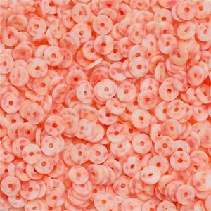 Vista macro di perle heishi da 6mm con motivo marmorizzato rosa e arancione per gioielli
