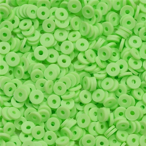 Vue macro de perles heishi plates 6mm vert clair pour création de bijoux DIY