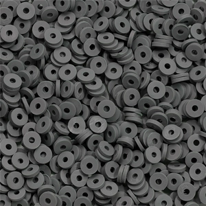 Détail de perles heishi 6mm en argile polymère grise pour la création de bijoux DIY
