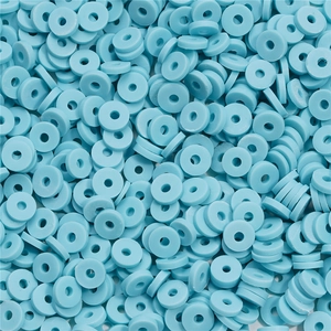 Vue macro de perles heishi 6mm bleu ciel pour création de bijoux DIY bohèmes