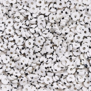 Dettaglio di perline heishi in argilla polimerica da 6mm con trama in marmo bianco e nero