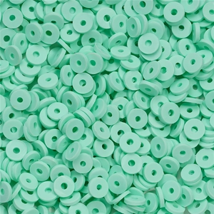 Vue macro des perles heishi de 6 mm vert menthe en argile polymère pour bijoux