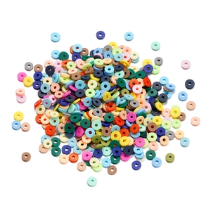 Vue détaillée de perles heishi colorées en pâte polymère de 6mm pour bijoux DIY