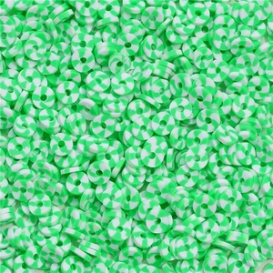 Dettaglio di perline Heishi 6mm bicolore verde menta e bianco per la creazione di gioielli