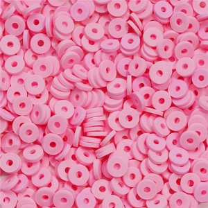 Gros plan de perles heishi roses de 6mm en argile polymère pour la création de bijoux DIY