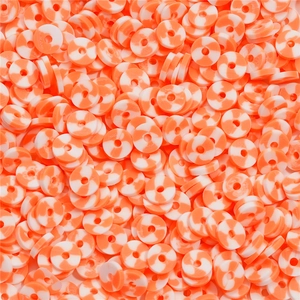 Vista macro di perline in pasta polimerica arancione e bianca 6 mm per gioielli DIY