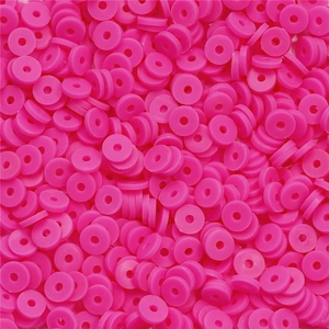 Vue macro de perles heishi plates 6mm en argile rose vif pour bijoux DIY