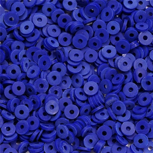 Vue macro de perles Heishi plates 6mm bleu foncé pour fabrication de bijoux DIY