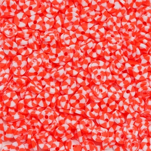 Dettaglio macro di perline heishi da 6mm in argilla polimerica a righe bianche e rosse