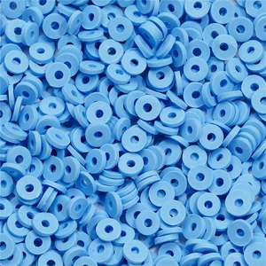 Gros plan de perles heishi 6mm bleu clair en argile polymère pour création de bijoux DIY