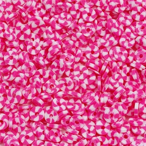 Dettaglio macro di perle Heishi da 6 mm in argilla polimerica rosa e bianca per gioielli