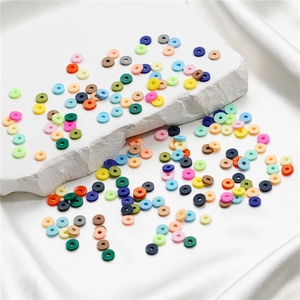 Gros plan détaillé de perles heishi multicolores de 6mm pour bijoux DIY