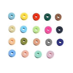 Gros plan de perles heishi plates de 6 mm en 19 couleurs vives pour bijoux DIY