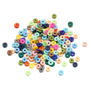 Gros plan de perles heishi de 6mm en pâte polymère colorée pour la création de bijoux DIY