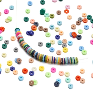 Perles Heishi colorées de 6mm en argile pour bracelets et colliers DIY sur fond blanc