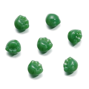 Dettaglio di perline in vetro verde a forma di zampa di gatto per gioielli fai da te