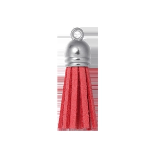 Détail macro du gland en daim rouge avec capuchon argenté pour porte-clés DIY