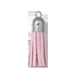 Gros plan du gland en cuir rose avec capuchon en métal argenté pour porte-clés DIY